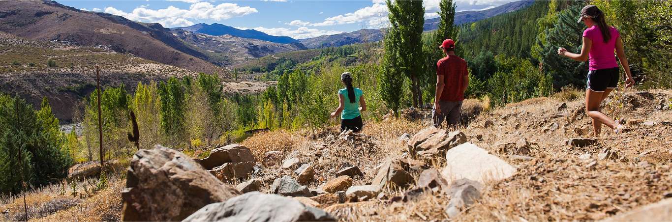 Turistas recorriendo un sendero de montaña en Neuquén.